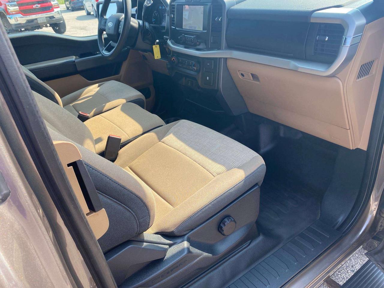 2022 Ford F-150 XLT, CLEAN CARFAX, BACK UP CAM, 2WD! Photo
