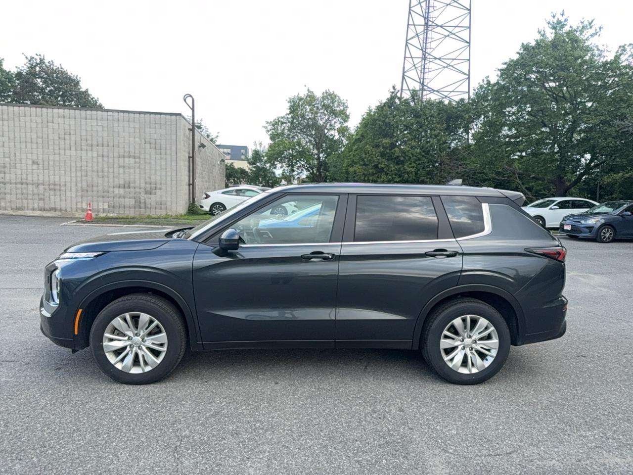 2025 Mitsubishi Outlander ES