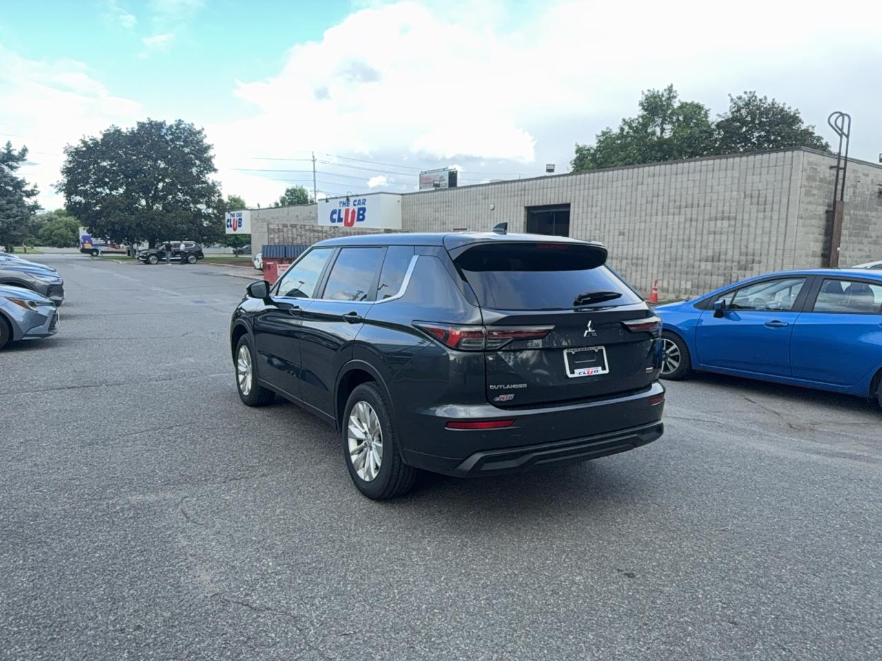 2025 Mitsubishi Outlander ES