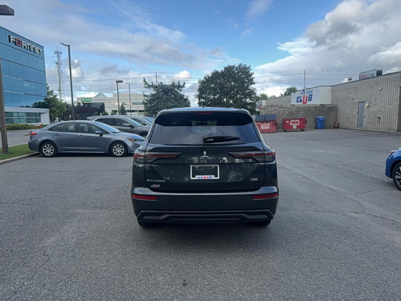 2025 Mitsubishi Outlander ES
