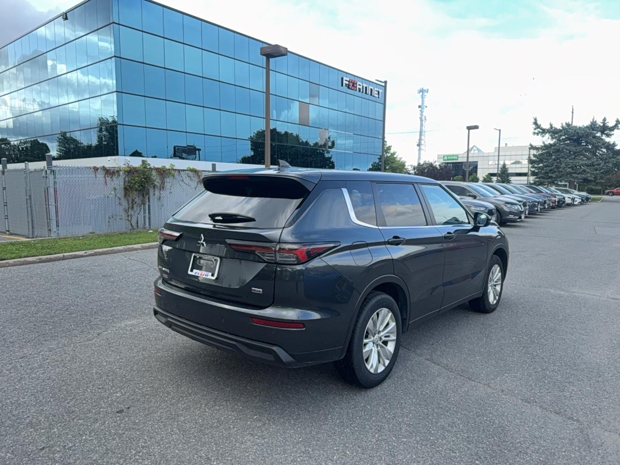 2025 Mitsubishi Outlander ES
