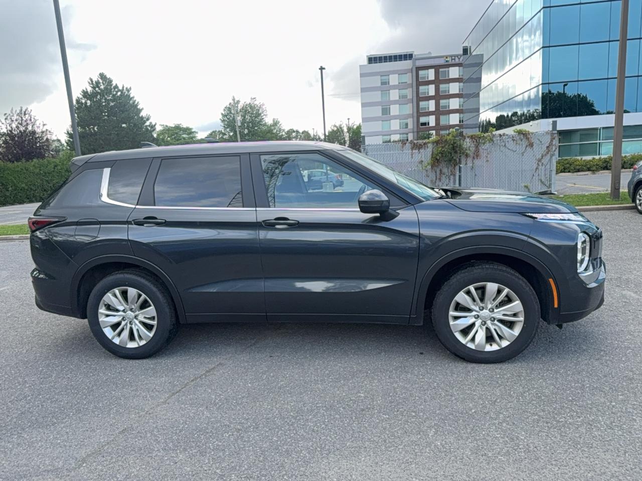 2025 Mitsubishi Outlander ES