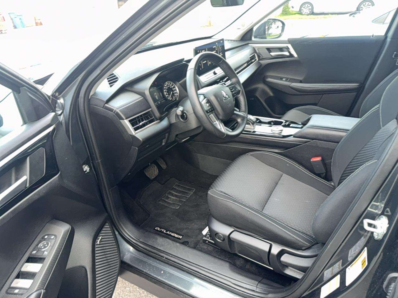2025 Mitsubishi Outlander ES