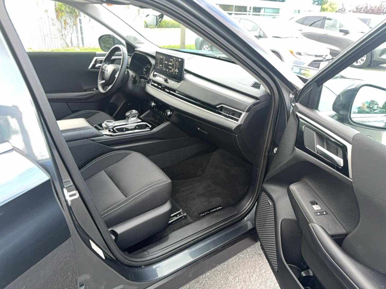2025 Mitsubishi Outlander ES