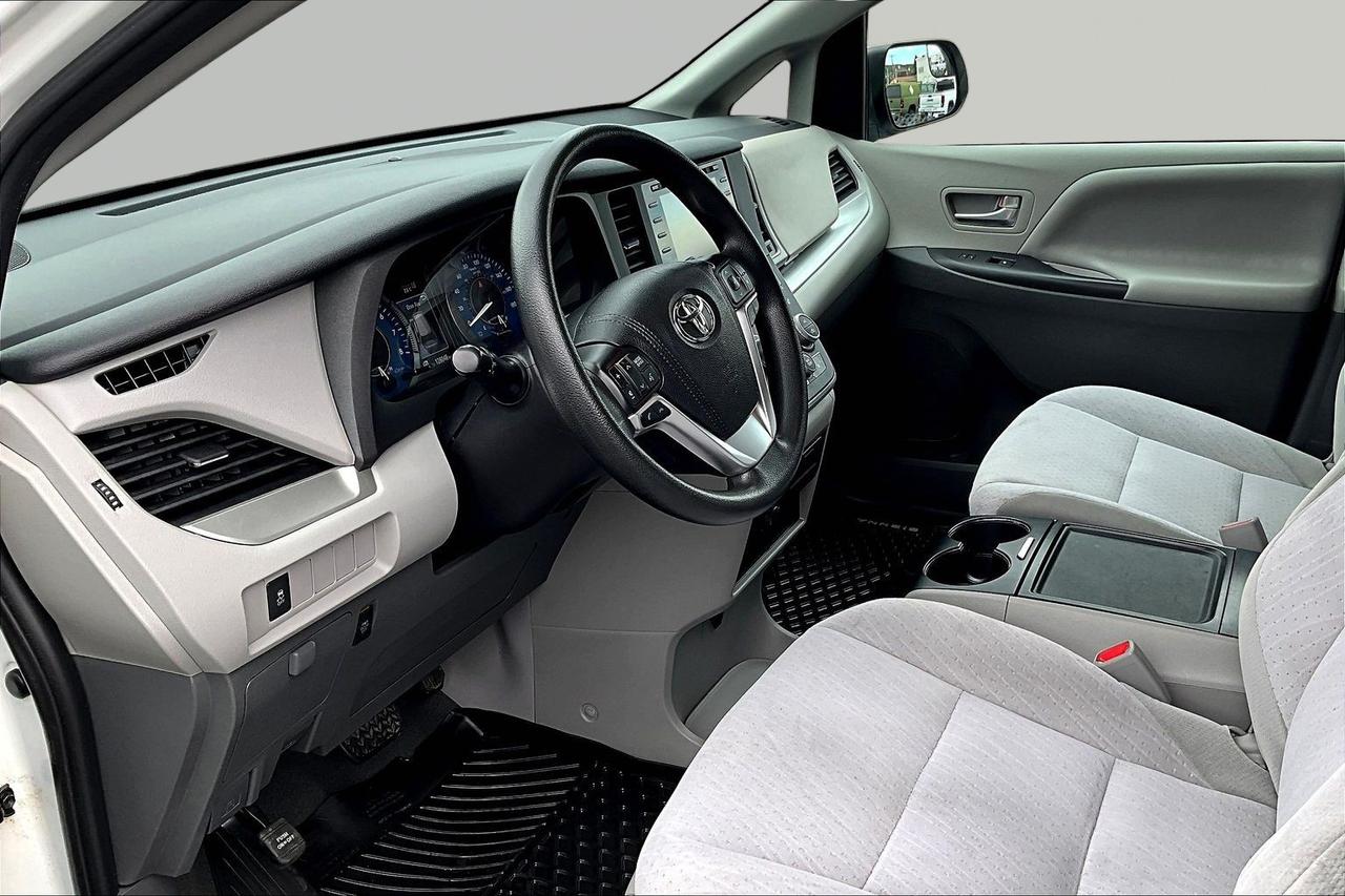 2020 Toyota Sienna 8 PASSENGER Photo