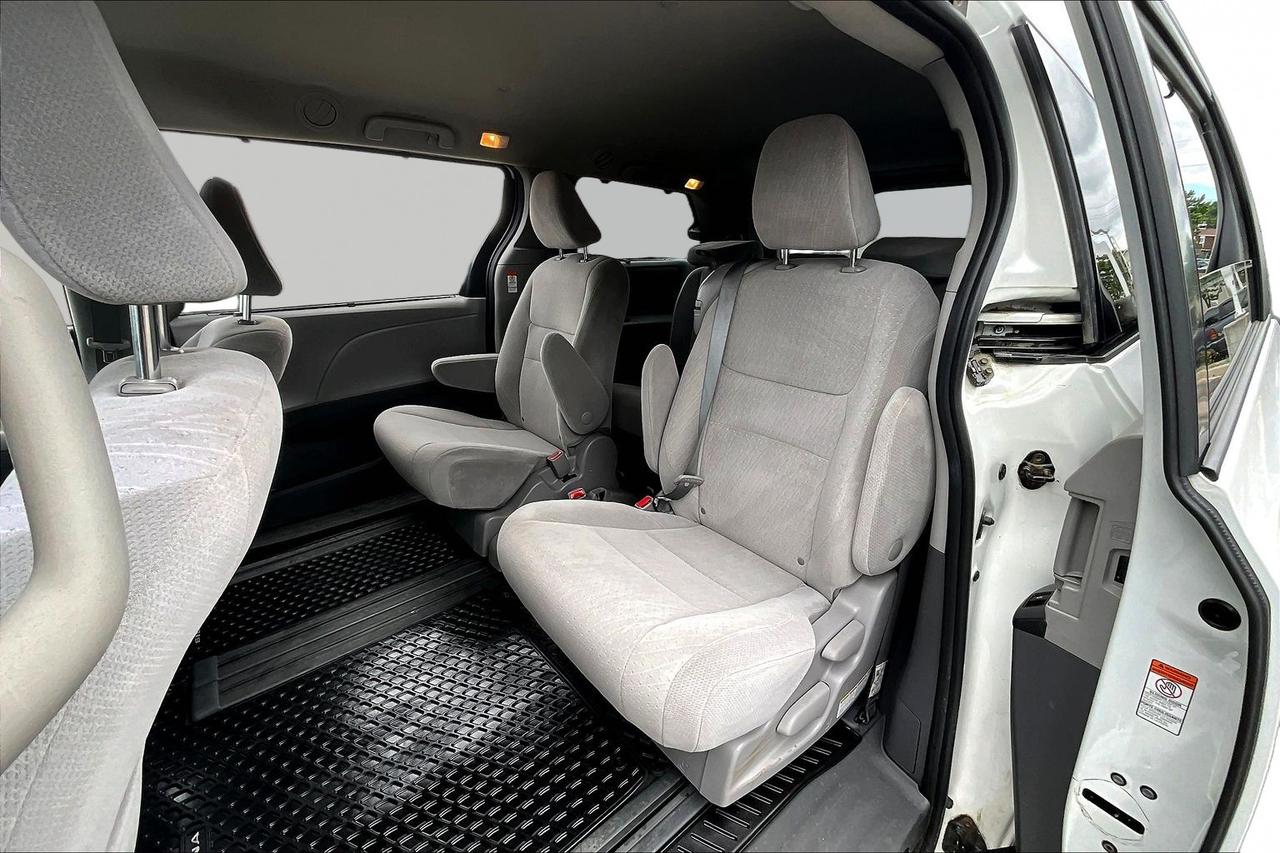 2020 Toyota Sienna 8 PASSENGER Photo