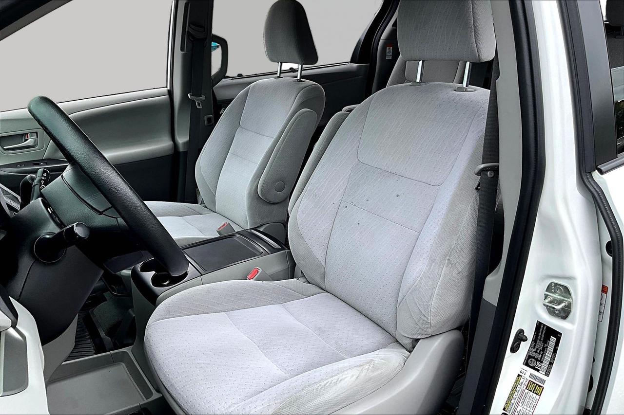 2020 Toyota Sienna 8 PASSENGER Photo