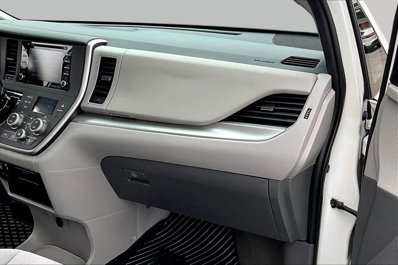 2020 Toyota Sienna 8 PASSENGER Photo