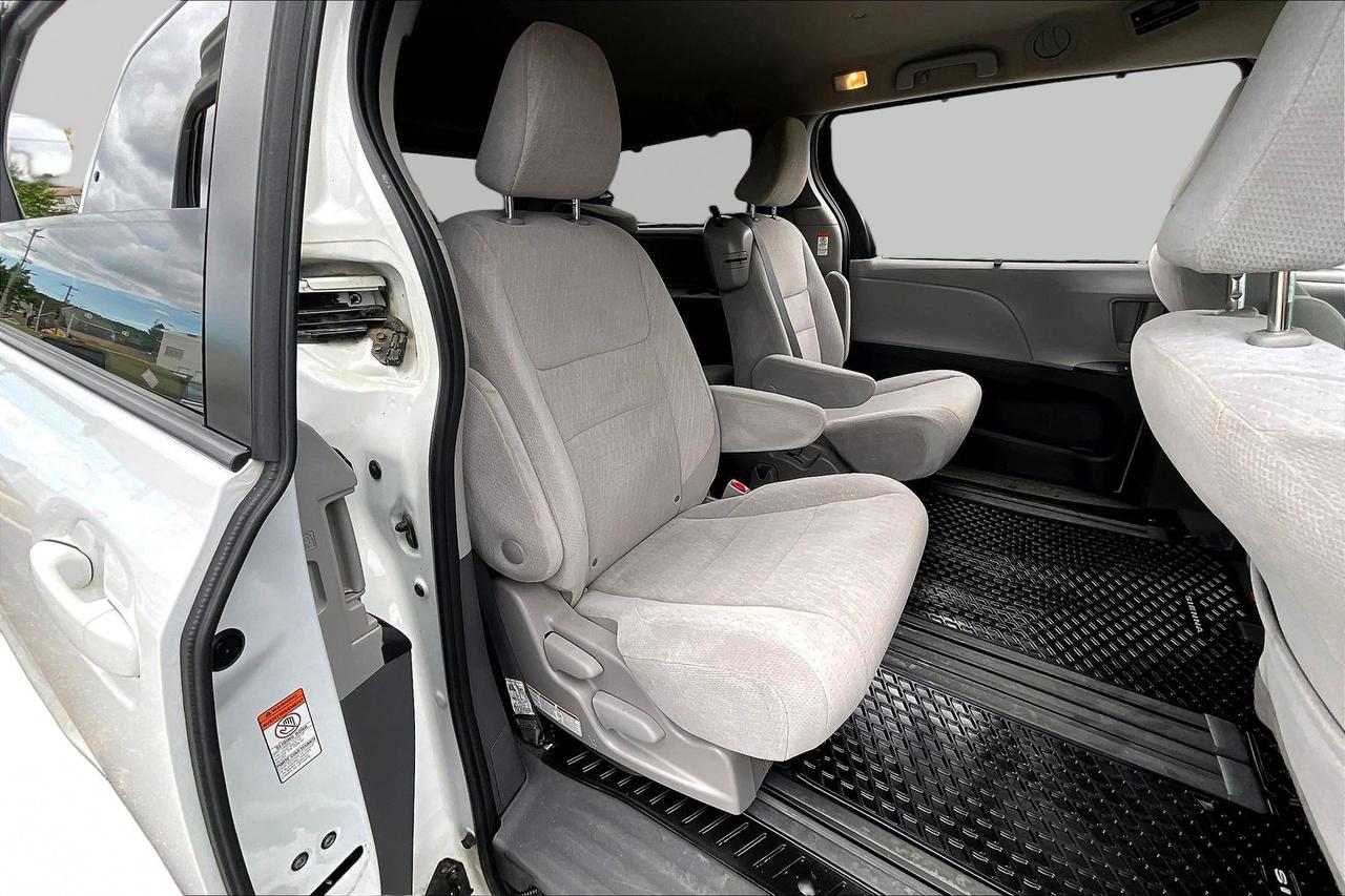 2020 Toyota Sienna 8 PASSENGER Photo