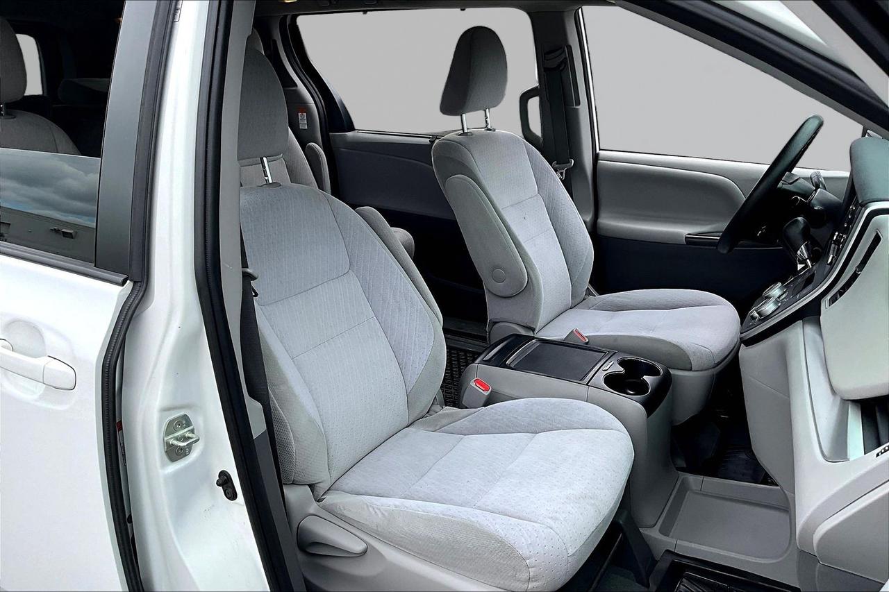 2020 Toyota Sienna 8 PASSENGER Photo