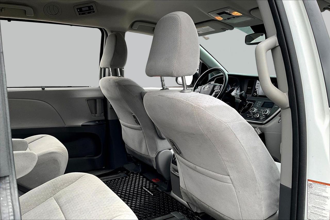 2020 Toyota Sienna 8 PASSENGER Photo