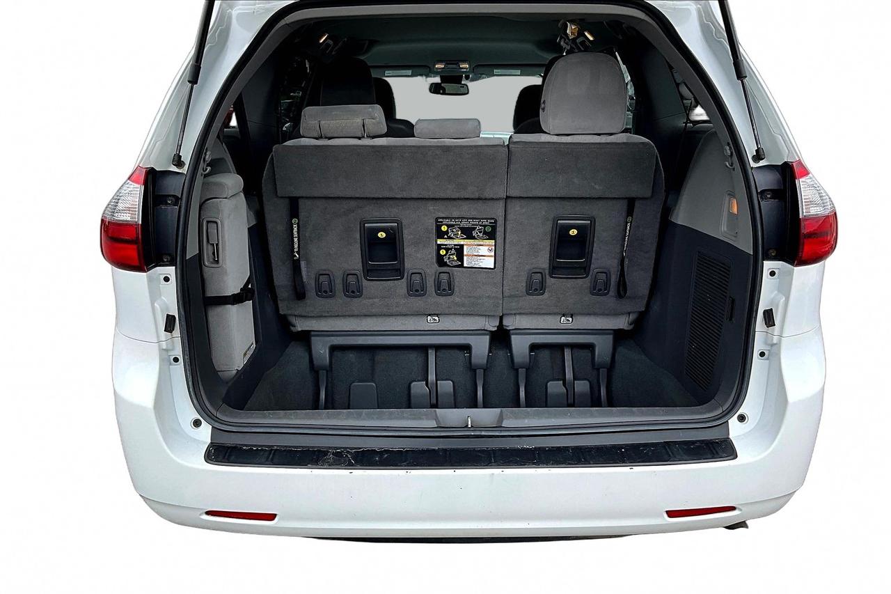 2020 Toyota Sienna 8 PASSENGER Photo