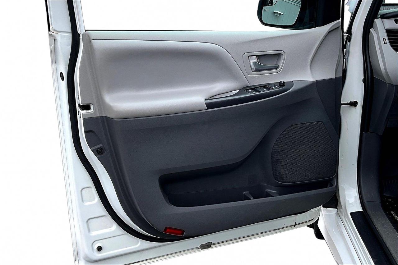 2020 Toyota Sienna 8 PASSENGER Photo