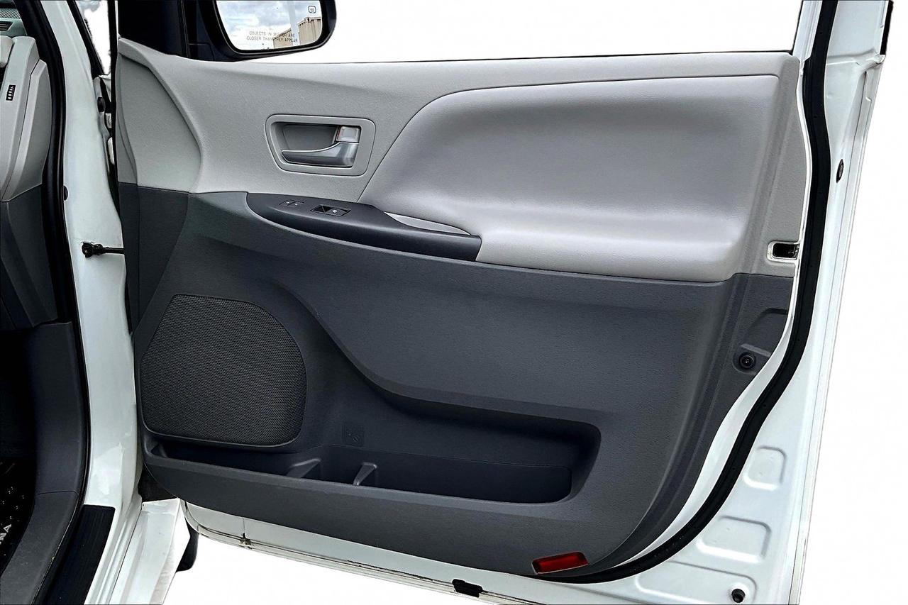2020 Toyota Sienna 8 PASSENGER Photo