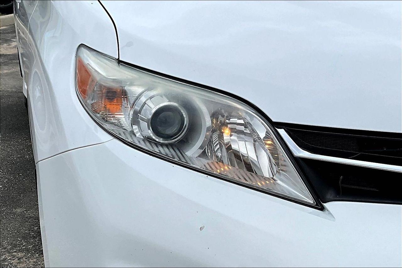 2020 Toyota Sienna 8 PASSENGER Photo