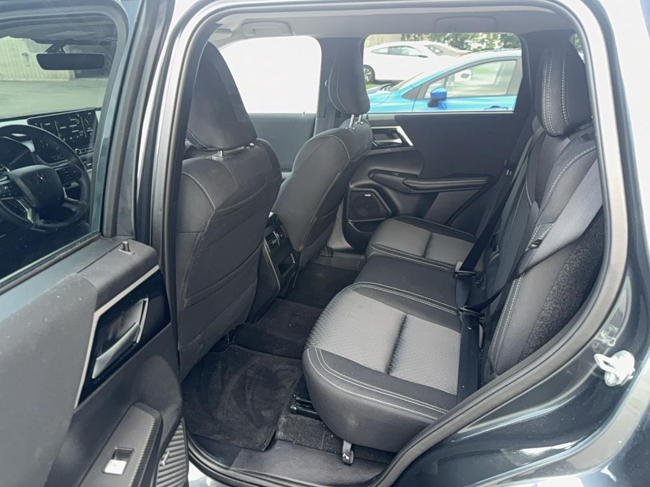 2025 Mitsubishi Outlander ES