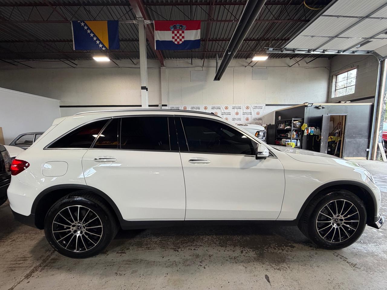 2019 Mercedes-Benz GLC-Class AMG WHEELS | PANO SUNROOF| 4 MATIC| WOODGRIAN TRIM Photo4