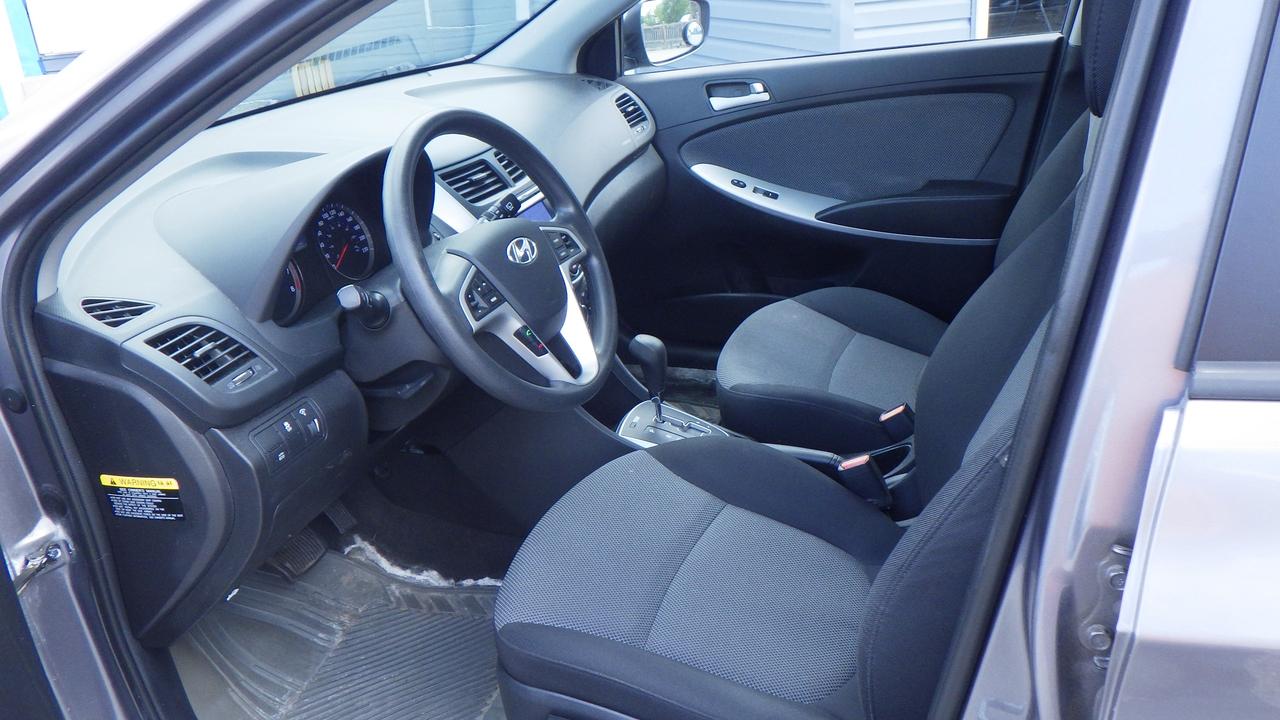 2014 Hyundai Accent GL Photo4