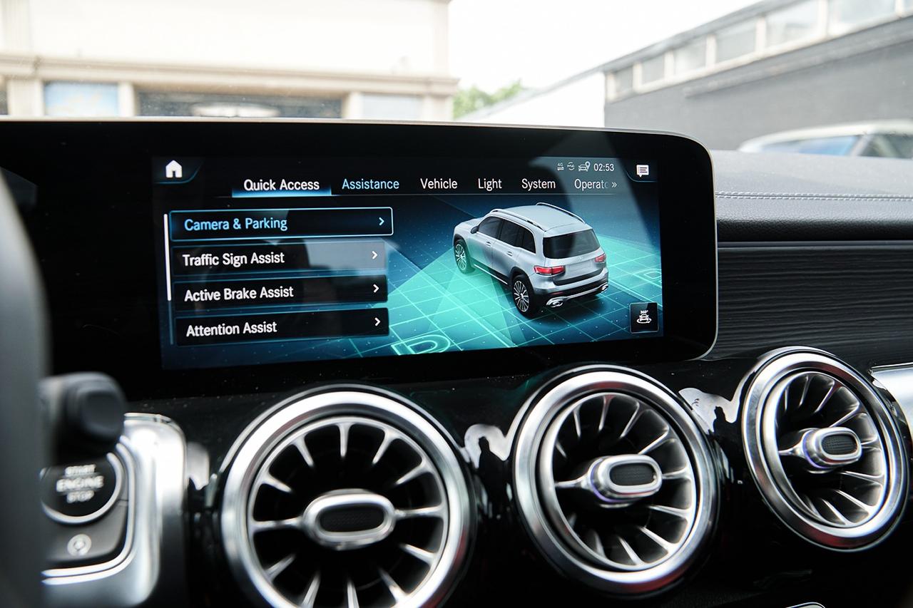 2021 Mercedes-Benz GLB AMG GLB 35 4MATIC | NAVI | PANO | RED INT | Photo
