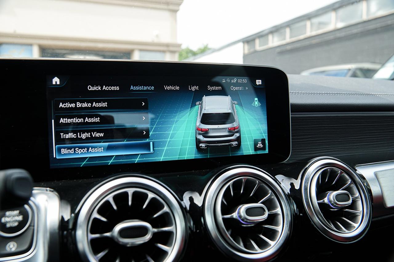 2021 Mercedes-Benz GLB AMG GLB 35 4MATIC | NAVI | PANO | RED INT | Photo