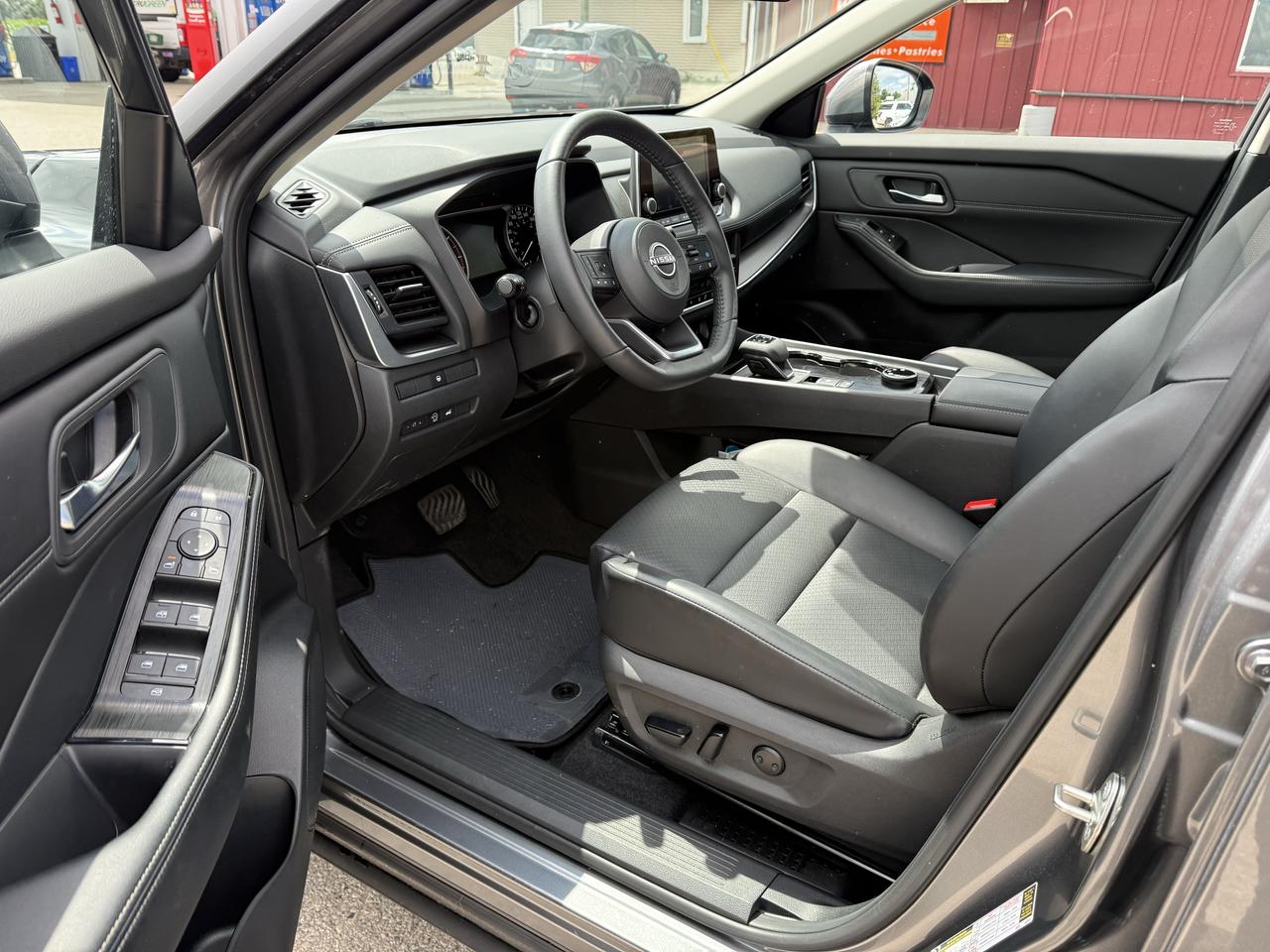 2024 Nissan Rogue SV MOONROOF Photo