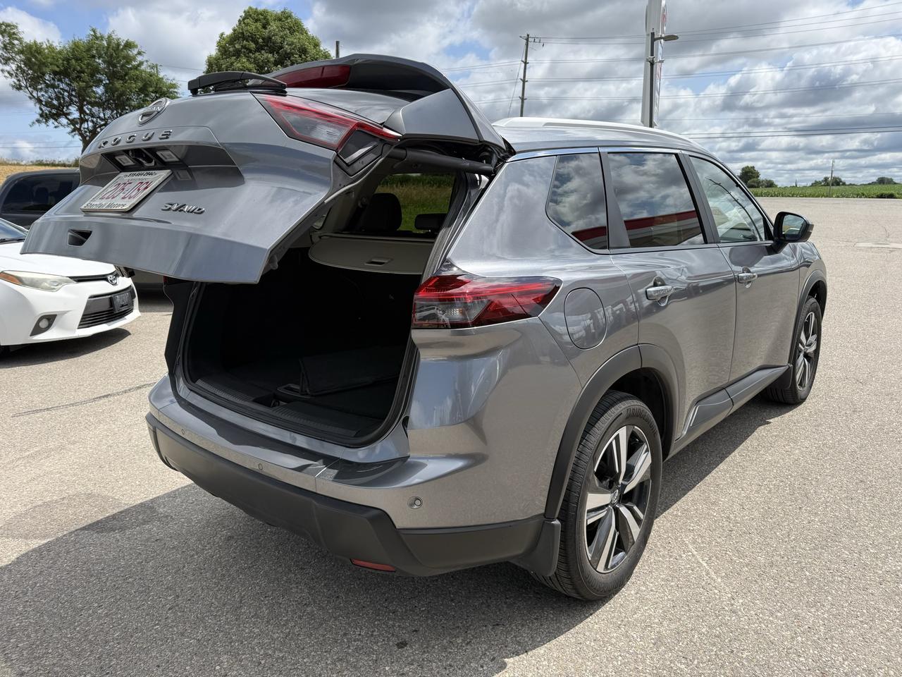 2024 Nissan Rogue SV MOONROOF Photo
