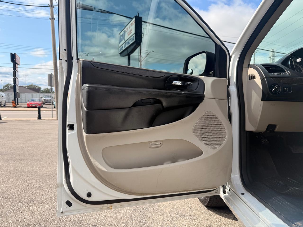 2016 Dodge Grand Caravan SXT Photo