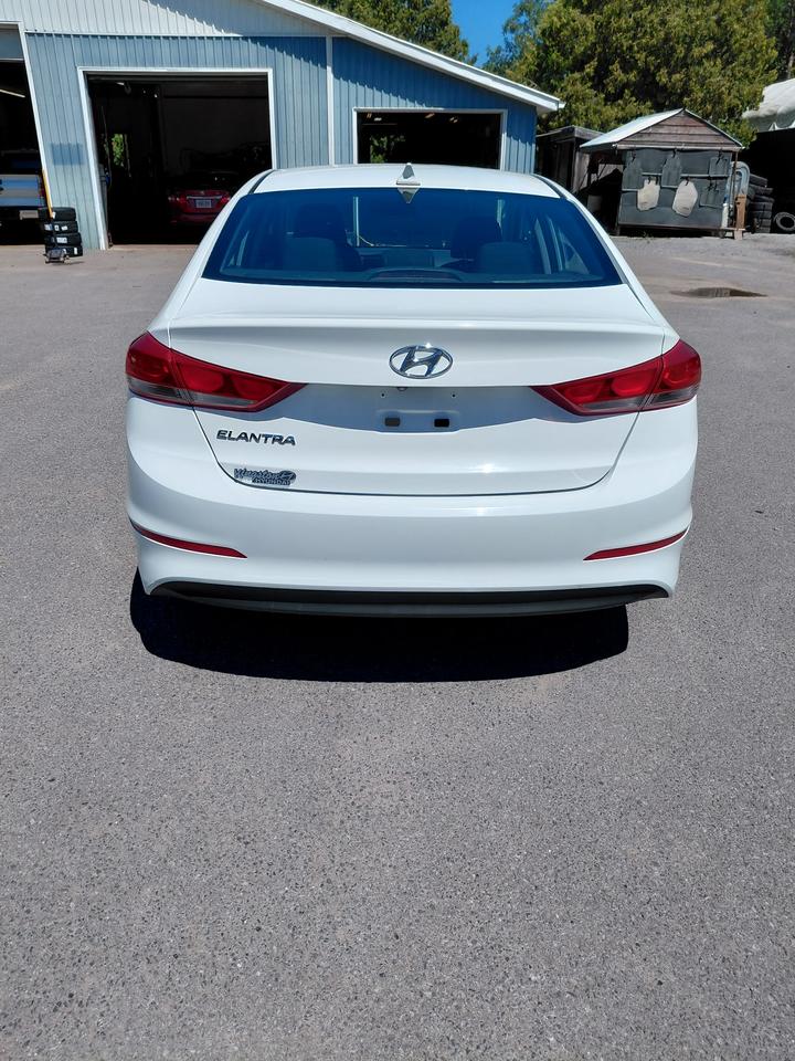 2017 Hyundai Elantra GL Photo2