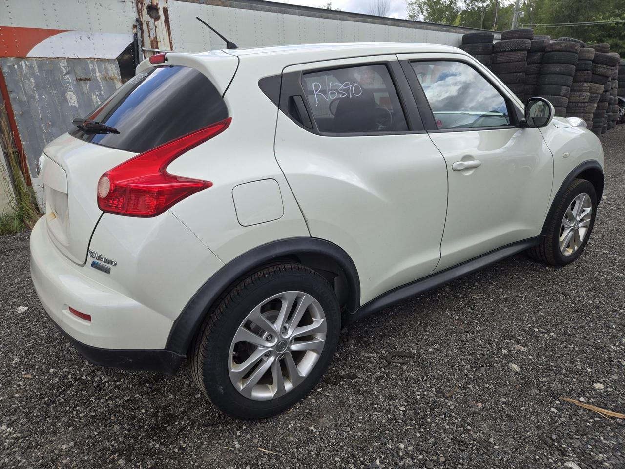 2011 Nissan Juke S - Photo #4