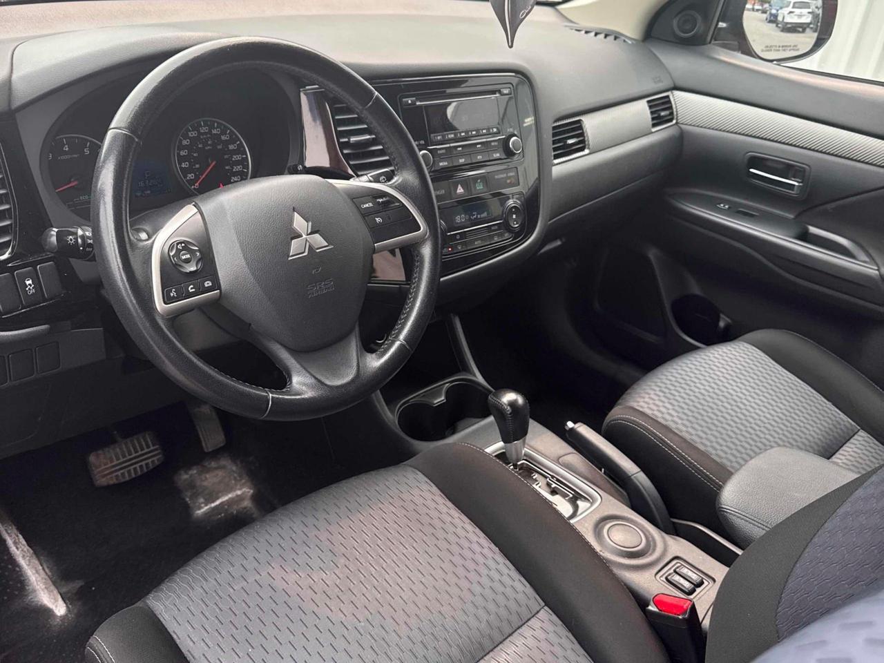 2015 Mitsubishi Outlander ES Photo3