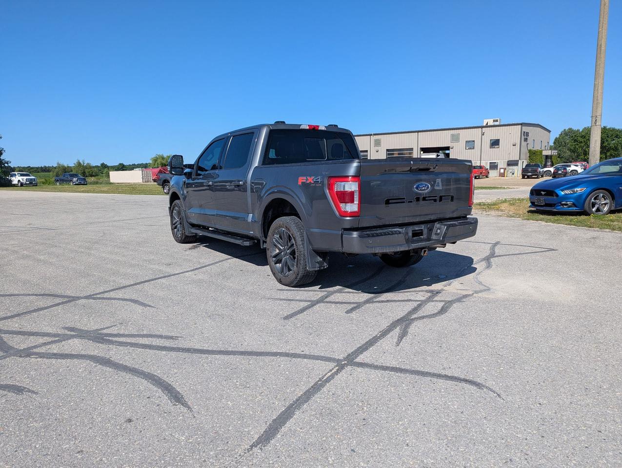 2022 Ford F-150 Lariat 4WD SuperCrew 5.5' Box Photo3