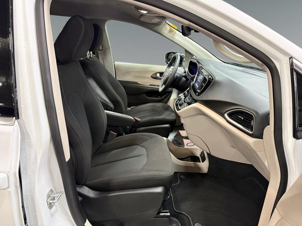 2024 Dodge Grand Caravan SXT Photo