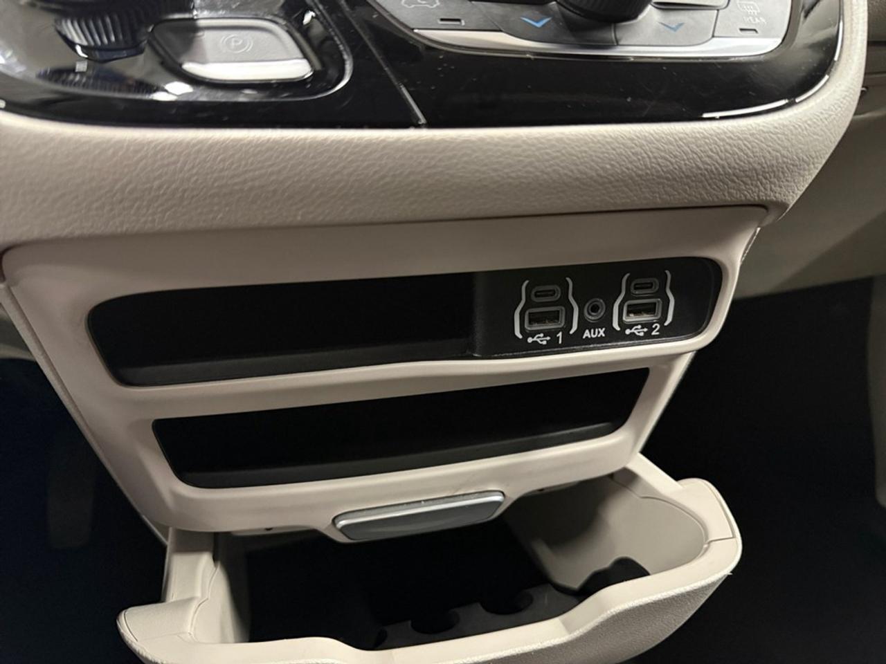 2024 Dodge Grand Caravan SXT Photo