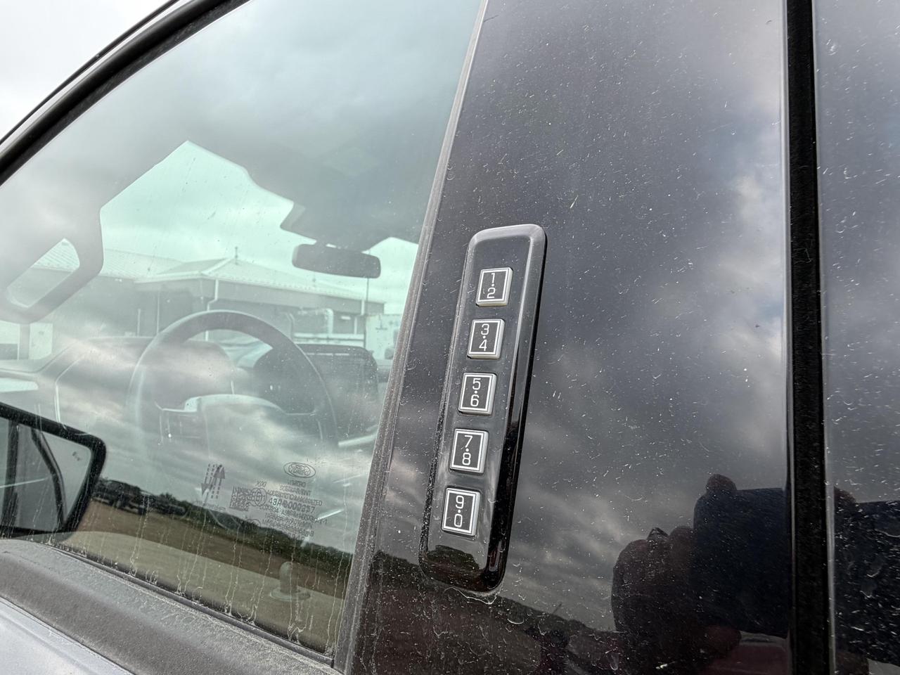 2023 Ford F-150 Lariat Photo2