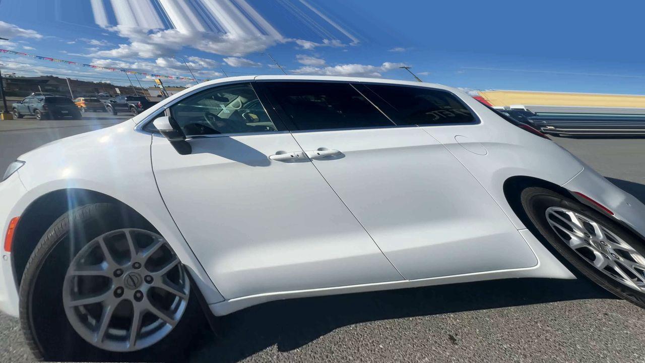2023 Chrysler Pacifica Touring-L 7 PASSENGER, HEATED LEATHER SEATS, SLIDING DOORS, POWER LIFTGATE, REMOTE START!! Photo
