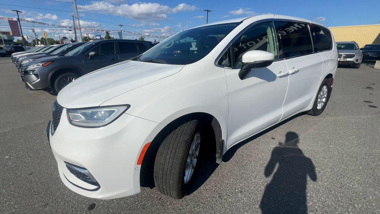 2023 Chrysler Pacifica Touring-L 7 PASSENGER, HEATED LEATHER SEATS, SLIDING DOORS, POWER LIFTGATE, REMOTE START!! Photo