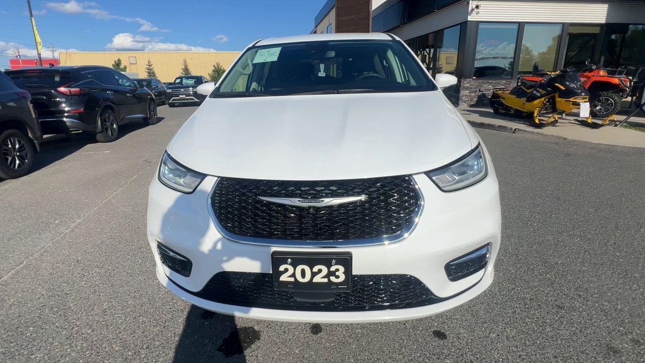 2023 Chrysler Pacifica Touring-L 7 PASSENGER, HEATED LEATHER SEATS, SLIDING DOORS, POWER LIFTGATE, REMOTE START!! Photo2