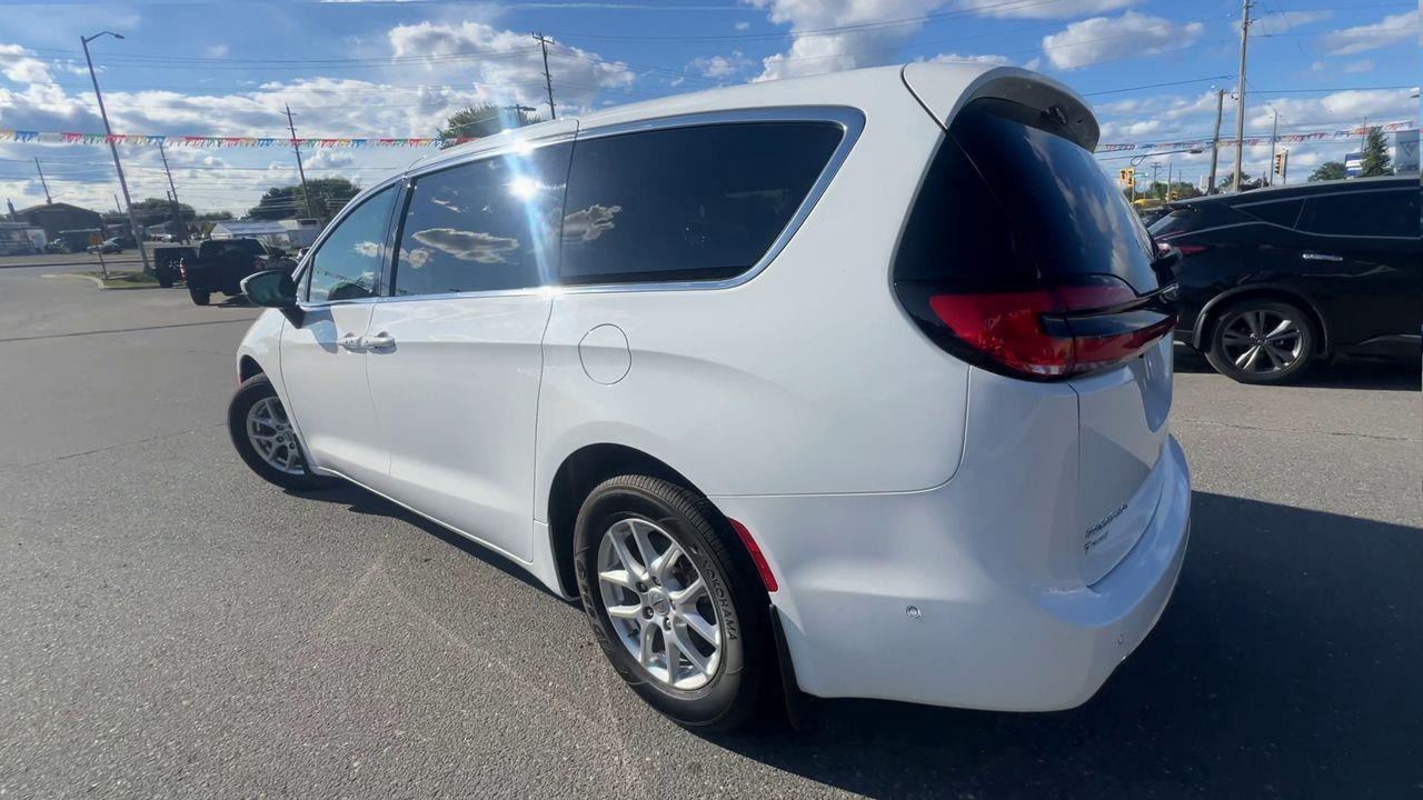 2023 Chrysler Pacifica Touring-L 7 PASSENGER, HEATED LEATHER SEATS, SLIDING DOORS, POWER LIFTGATE, REMOTE START!! Photo