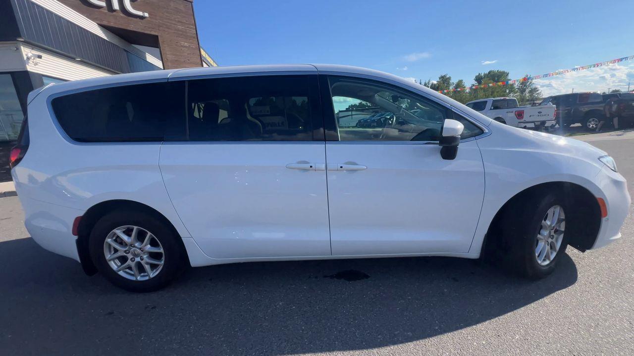 2023 Chrysler Pacifica Touring-L 7 PASSENGER, HEATED LEATHER SEATS, SLIDING DOORS, POWER LIFTGATE, REMOTE START!! Photo