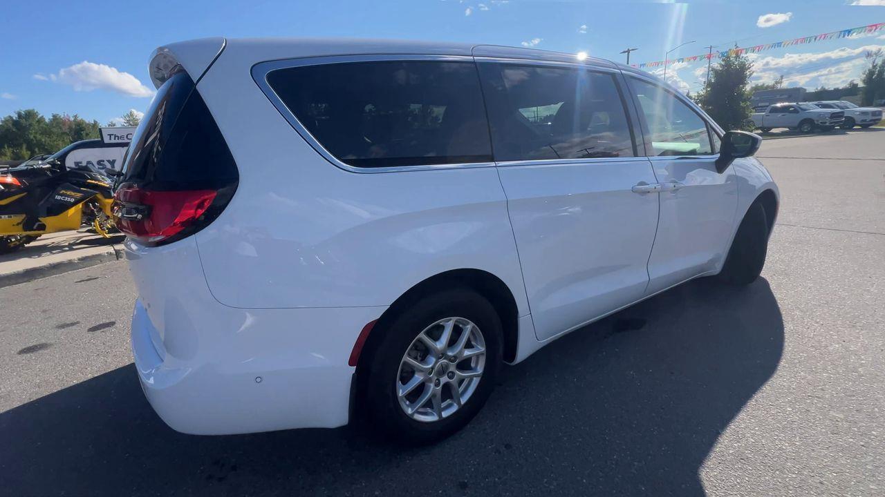 2023 Chrysler Pacifica Touring-L 7 PASSENGER, HEATED LEATHER SEATS, SLIDING DOORS, POWER LIFTGATE, REMOTE START!! Photo