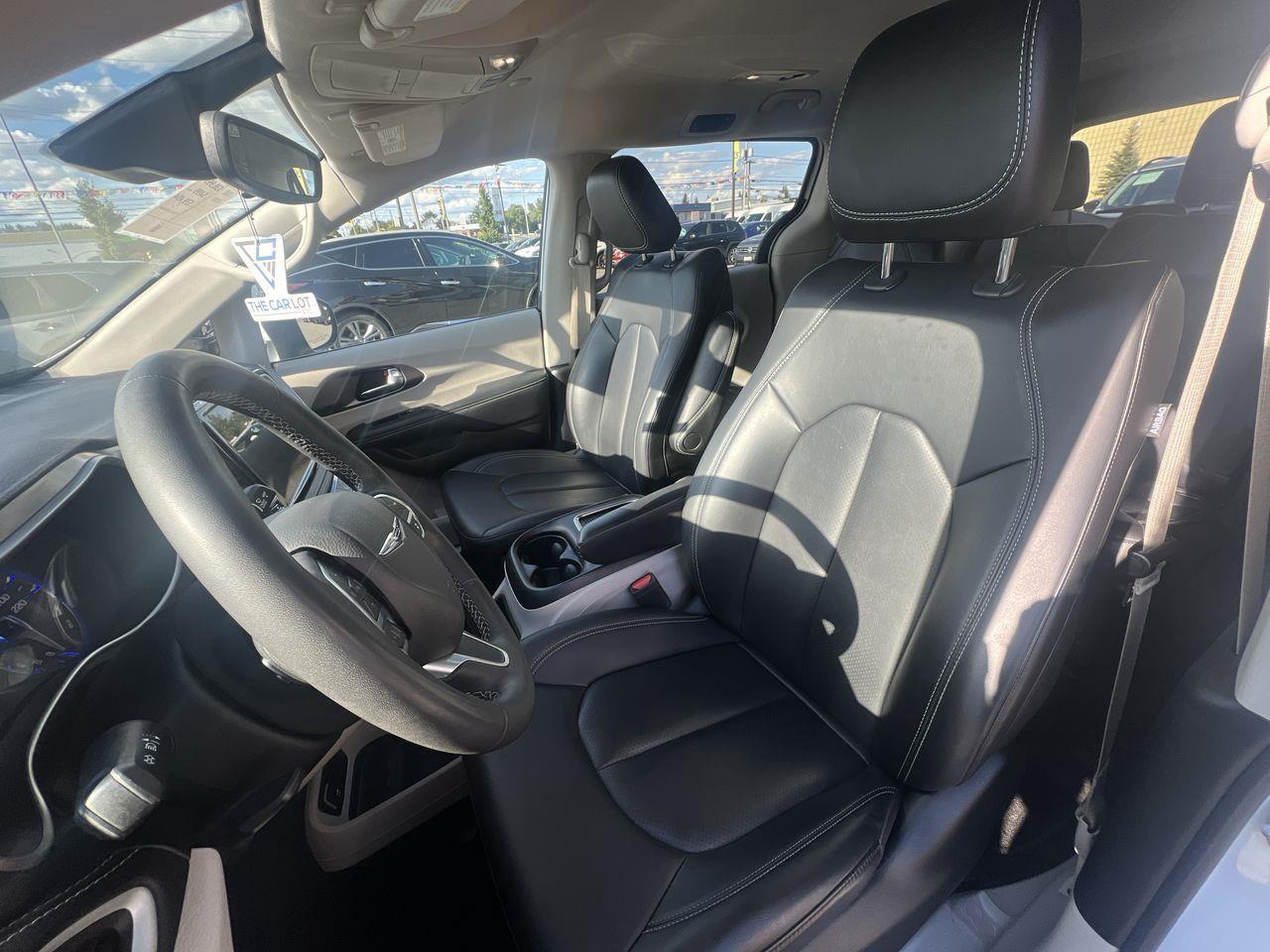 2023 Chrysler Pacifica Touring-L 7 PASSENGER, HEATED LEATHER SEATS, SLIDING DOORS, POWER LIFTGATE, REMOTE START!! Photo