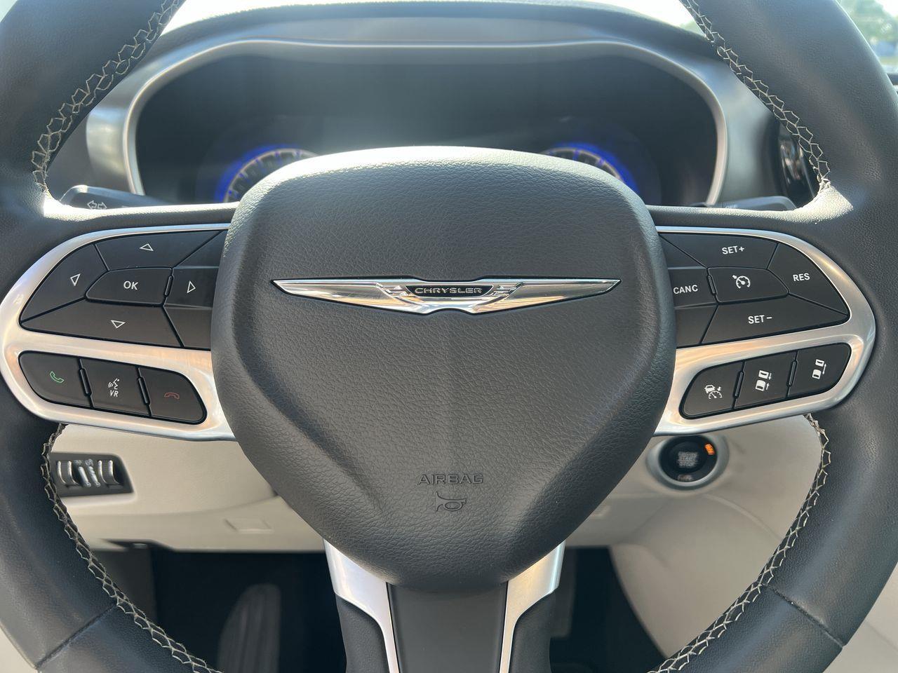 2023 Chrysler Pacifica Touring-L 7 PASSENGER, HEATED LEATHER SEATS, SLIDING DOORS, POWER LIFTGATE, REMOTE START!! Photo