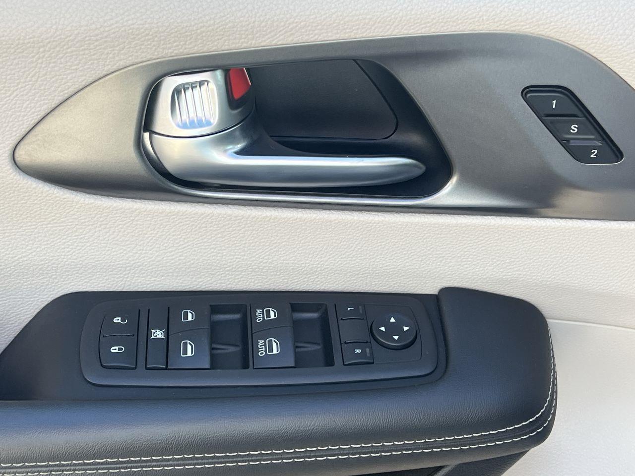 2023 Chrysler Pacifica Touring-L 7 PASSENGER, HEATED LEATHER SEATS, SLIDING DOORS, POWER LIFTGATE, REMOTE START!! Photo