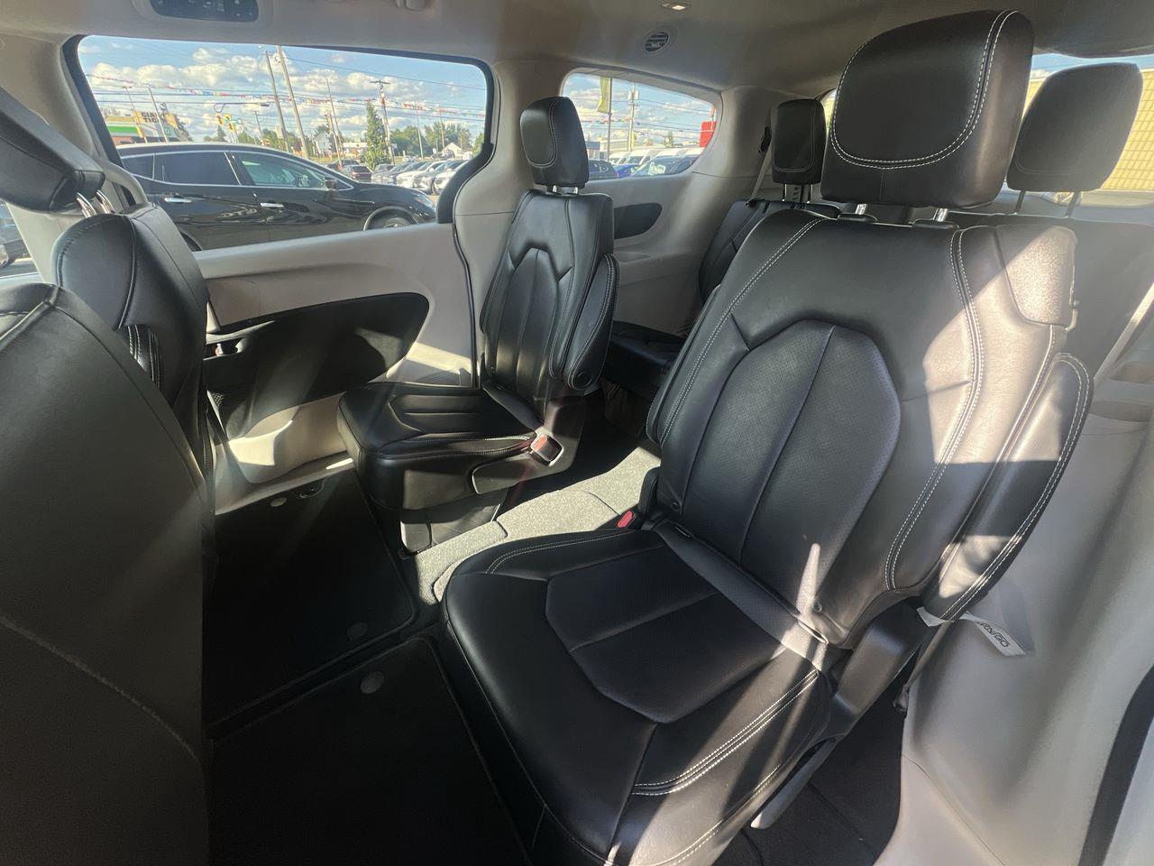 2023 Chrysler Pacifica Touring-L 7 PASSENGER, HEATED LEATHER SEATS, SLIDING DOORS, POWER LIFTGATE, REMOTE START!! Photo