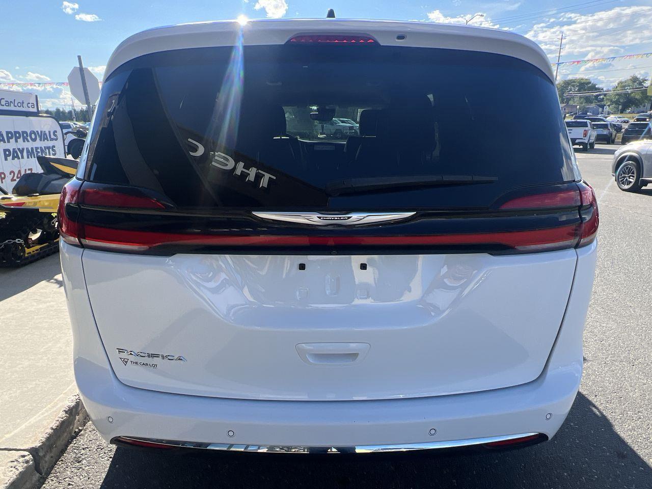 2023 Chrysler Pacifica Touring-L 7 PASSENGER, HEATED LEATHER SEATS, SLIDING DOORS, POWER LIFTGATE, REMOTE START!! Photo