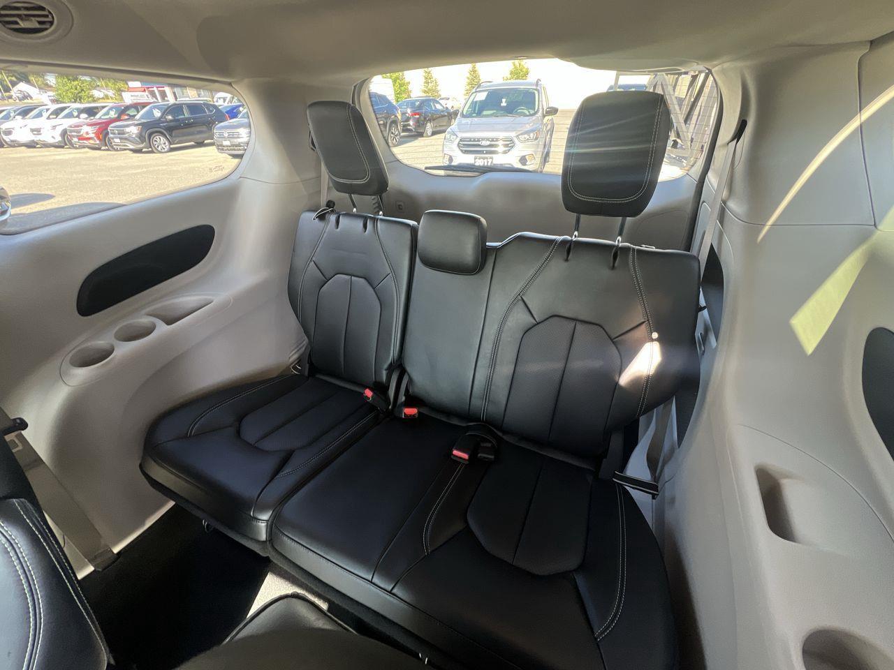 2023 Chrysler Pacifica Touring-L 7 PASSENGER, HEATED LEATHER SEATS, SLIDING DOORS, POWER LIFTGATE, REMOTE START!! Photo