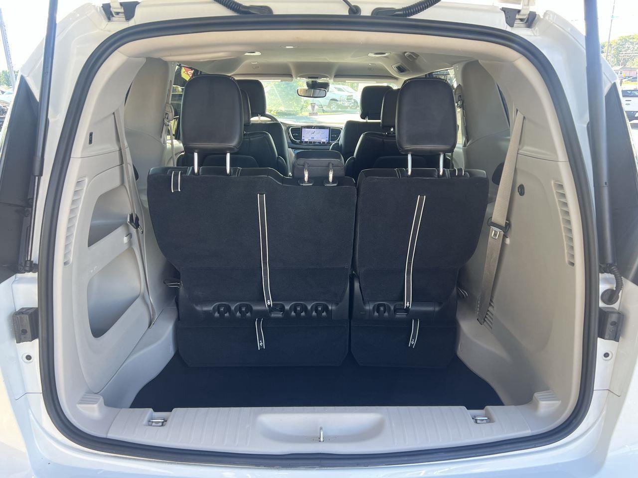 2023 Chrysler Pacifica Touring-L 7 PASSENGER, HEATED LEATHER SEATS, SLIDING DOORS, POWER LIFTGATE, REMOTE START!! Photo