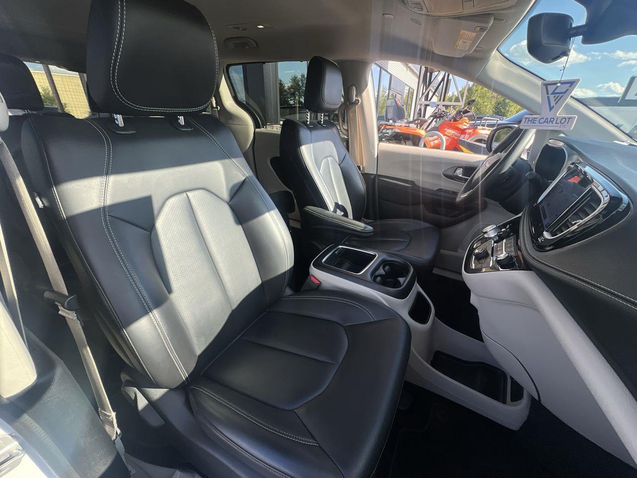 2023 Chrysler Pacifica Touring-L 7 PASSENGER, HEATED LEATHER SEATS, SLIDING DOORS, POWER LIFTGATE, REMOTE START!! Photo
