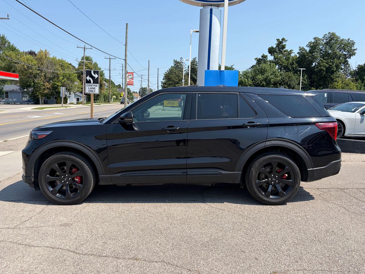 2022 Ford Explorer ST 4WD Photo1