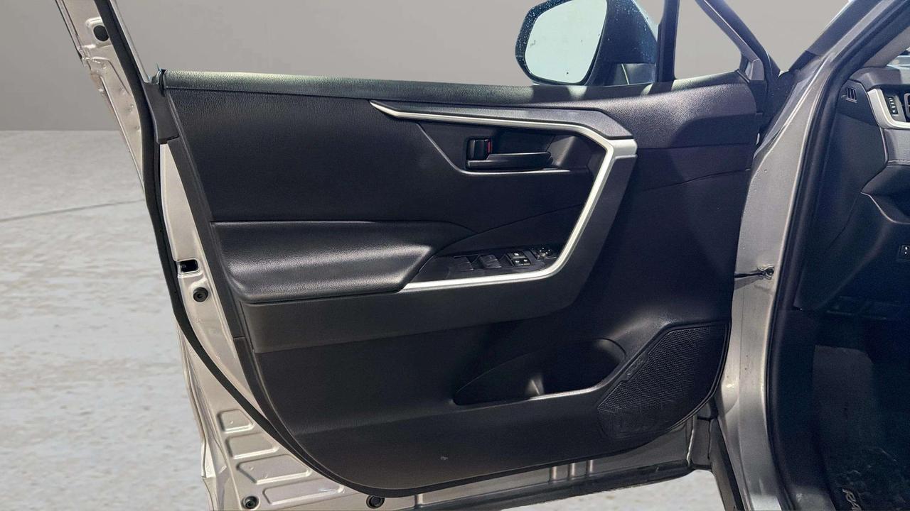 2023 Toyota RAV4 LE | AWD |CLEAN CARFAX | CARPLAY | HEATED SEATS Photo